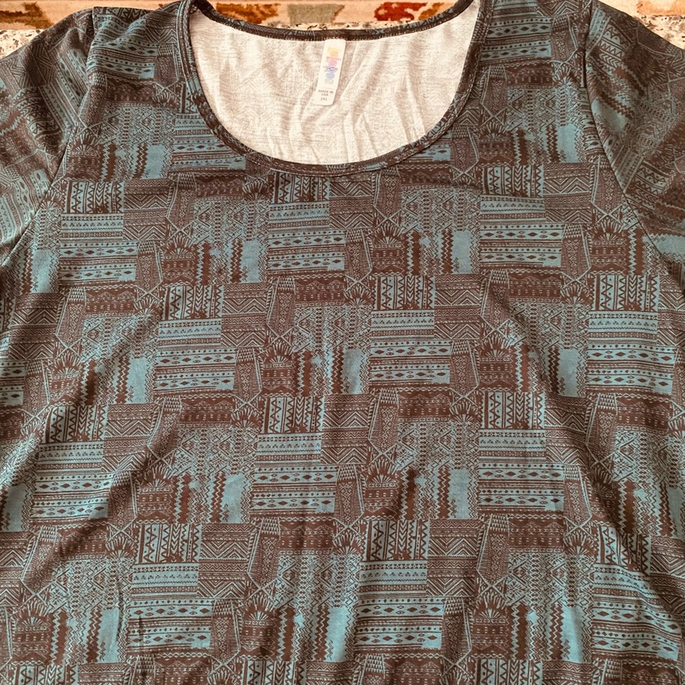 NWOT - Nice Women’s 2x Green & Black High Low Shirt w/Crew Neck. Soft Material
